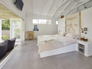 Renting out with online payment: Airy Bedroom with Pool Access