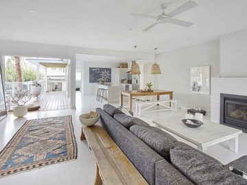 Renting out with online payment: Contemporary Chic Lounge Room