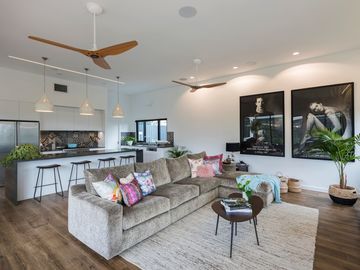 Renting out with online payment: Spacious and Relaxing Lounge Area