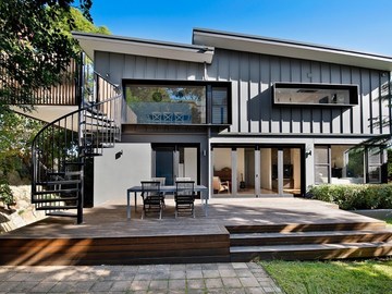 Renting out with online payment: Spacious timber Deck Area 