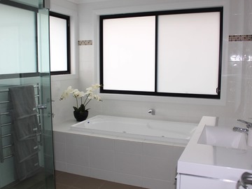 Renting out with online payment: Prisitine Bathroom with Bath 