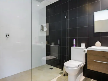 Renting out with online payment: Pristine Bathroom