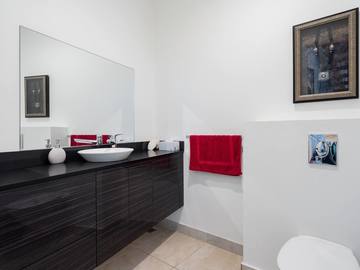 Renting out with online payment: Spacious Bathroom 