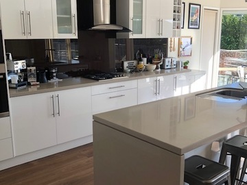 Renting out with online payment: Spacious and Well-Lit Kitchen