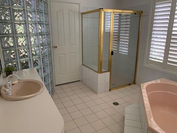 Renting out with online payment: 90s bathroom 