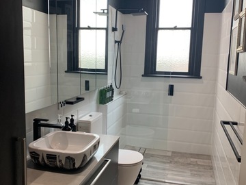 Renting out with online payment: Unique Designer bathroom