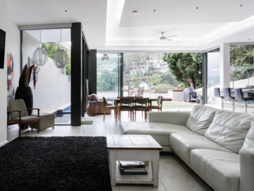 Renting out with online payment: Modern and bright living room