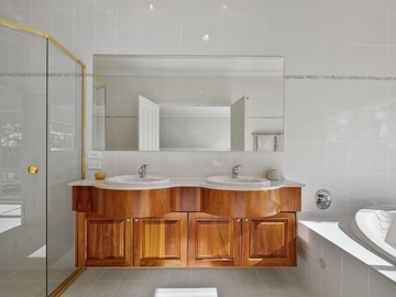 Renting out with online payment: Ensuite with a Large Spa Bath