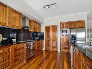 Renting out with online payment: Beautiful Kitchen that Looks Out to a Bush Scenery