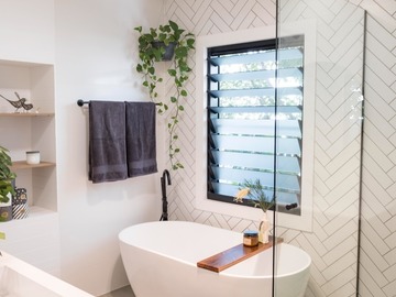 Renting out with online payment: Light-Filled Boho-Chic Bathroom