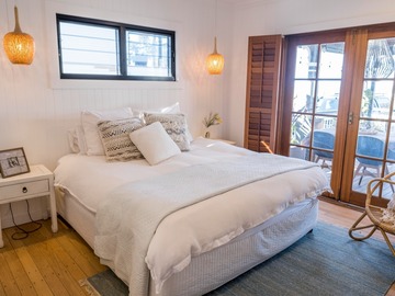 Renting out with online payment: Light-Filled Boho-Chic Bedroom 