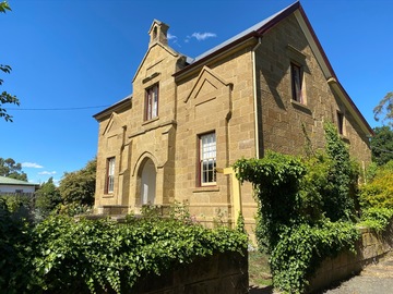 Renting out with online payment: Historic house and out buildings 