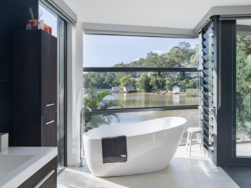 Renting out with online payment: Beautiful bathroom with seaview