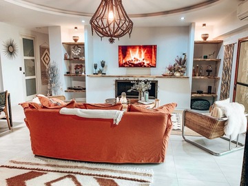 Renting out with online payment: Well-Lit and Cozy Living Area