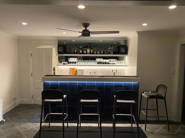 Renting out with online payment: Bar area with TV and en-suite 