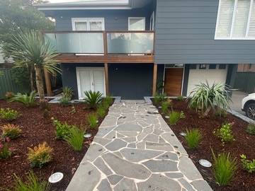 Renting out with online payment: Garden and Paved Entryway