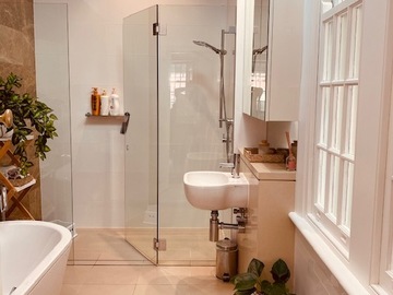 Renting out with online payment: Well-Lit Bathroom with Indoor Plants