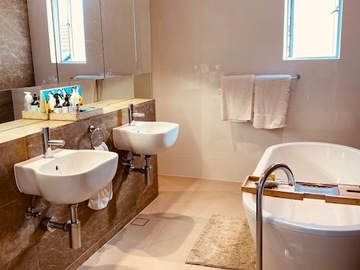 Renting out with online payment: Bathroom with Double Vanity and Free-Standing Bath Tub