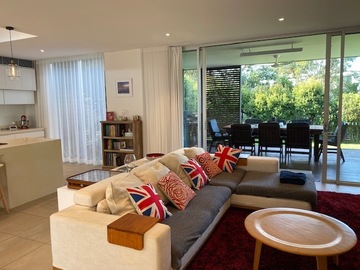 Renting out with online payment: Cozy and Bright Living Area with Outdoor Access