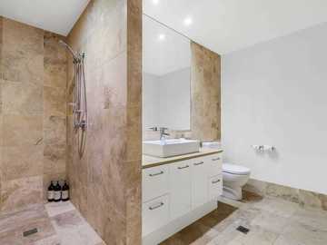 Renting out with online payment: Pristine Bathroom