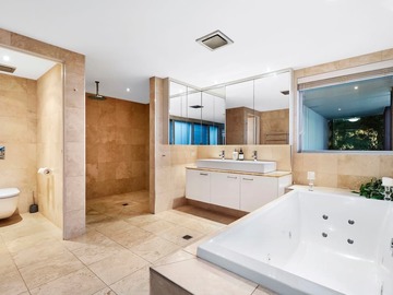Renting out with online payment: Spacious Bathroom with Spa