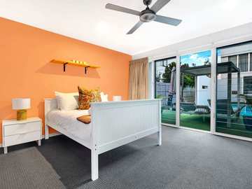 Renting out with online payment: Bedroom with Outdoor Access