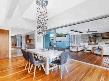 Renting out with online payment: Luxury Waterfront Private Home
