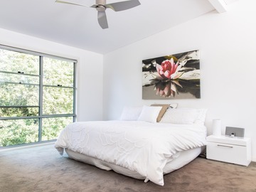 Renting out with online payment: Spacious, Light-Filled, White Bedroom 