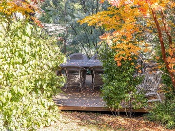 Renting out with online payment: Serene backyard with private deck