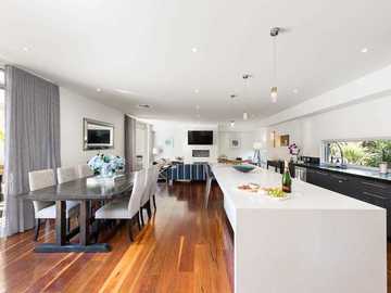 Renting out with online payment: Expansive Fully Equipped Kitchen