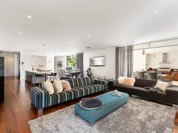 Renting out with online payment: Light-Filled Living Area