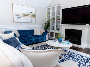 Renting out with online payment: Well-Lit Living Area with Fireplace