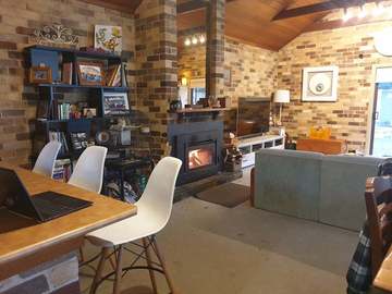 Renting out with online payment: Light-Filled Living Area with Fireplace