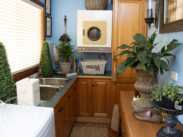 Renting out with online payment: Spacious Laundry Area