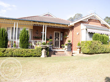 Renting out with online payment: Moulin Rouge Inspired House