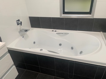 Renting out with online payment: Modern White Bathroom with Bathtub