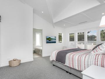 Renting out with online payment: White Bedroom with an Ensuite