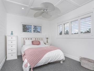 Renting out with online payment: White Bedroom with a Touch of Pink