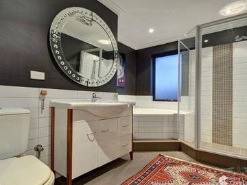 Renting out with online payment: Huge Spacious Bathroom