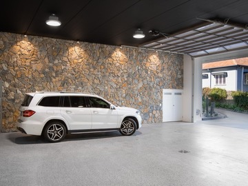 Renting out with online payment: Huge Garage