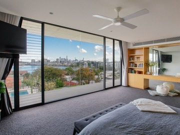 Renting out with online payment: Spacious and Modern Bedroom with Outdoor Views