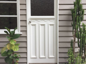 Renting out with online payment: Cottage's Front Door