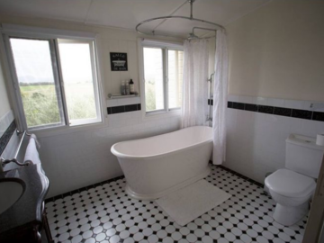 Renting out with online payment: Bathroom with Bathtub with Canopy and Mountain Views