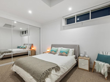 Renting out with online payment: Bedroom with Large Mirrors 