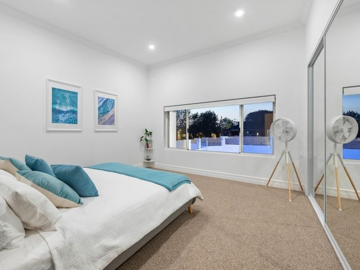 Renting out with online payment: Spacious Bedroom with Views of the Pool