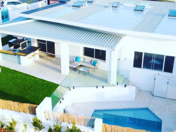 Renting out with online payment: Retreat House with Gorgeous Turquoise Hue Pool