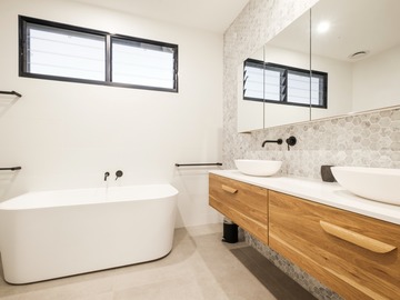 Renting out with online payment: Luxe Bathroom with Stunning Tiles