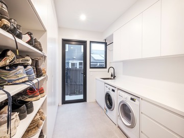 Renting out with online payment: Functional Laundry and Mud Room with Storage