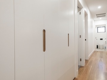 Renting out with online payment: White Walled Hallway