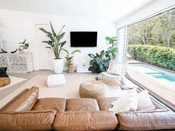 Renting out with online payment: Spacious Lounge Room with Views